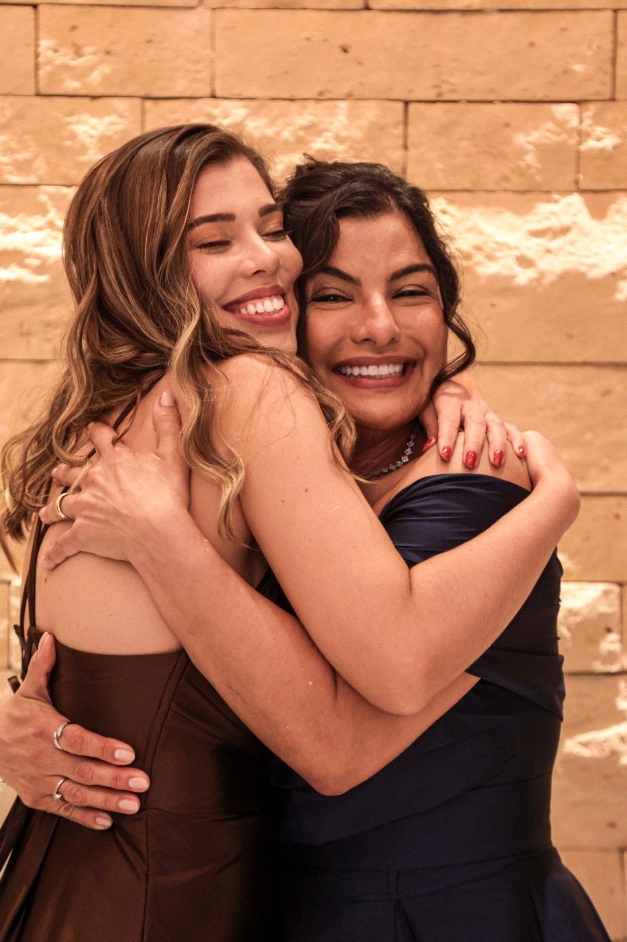 Mulheres de mãos dadas na Confraria