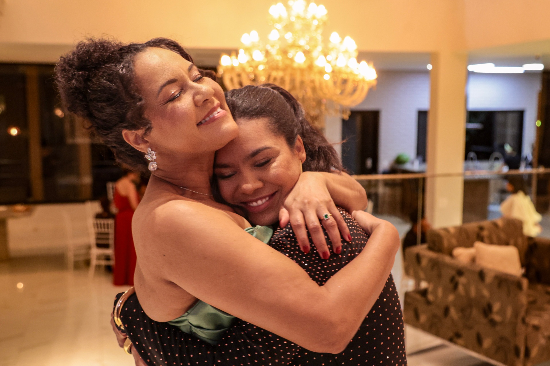 Mulheres se abraçando na Confraria